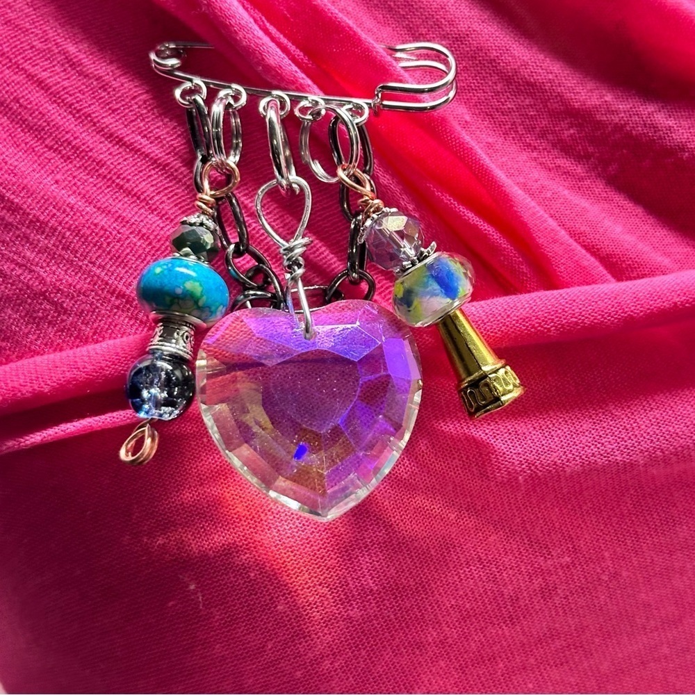RUBYRUDI Crystal Heart Brooch Bar Pin Charms Kilt Safety Pin, Handmade OOAK 2x3